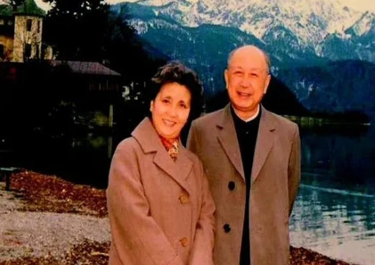 那年，35岁的钱学森回国探亲，家里人开始催婚，蒋英也跟着起哄说：“哥，你赶快找吧