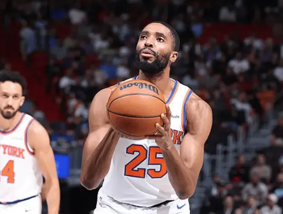 NBA常规赛，尼克斯113-100击败篮网。
赛后尼克斯主帅迈克-布朗接受了记者