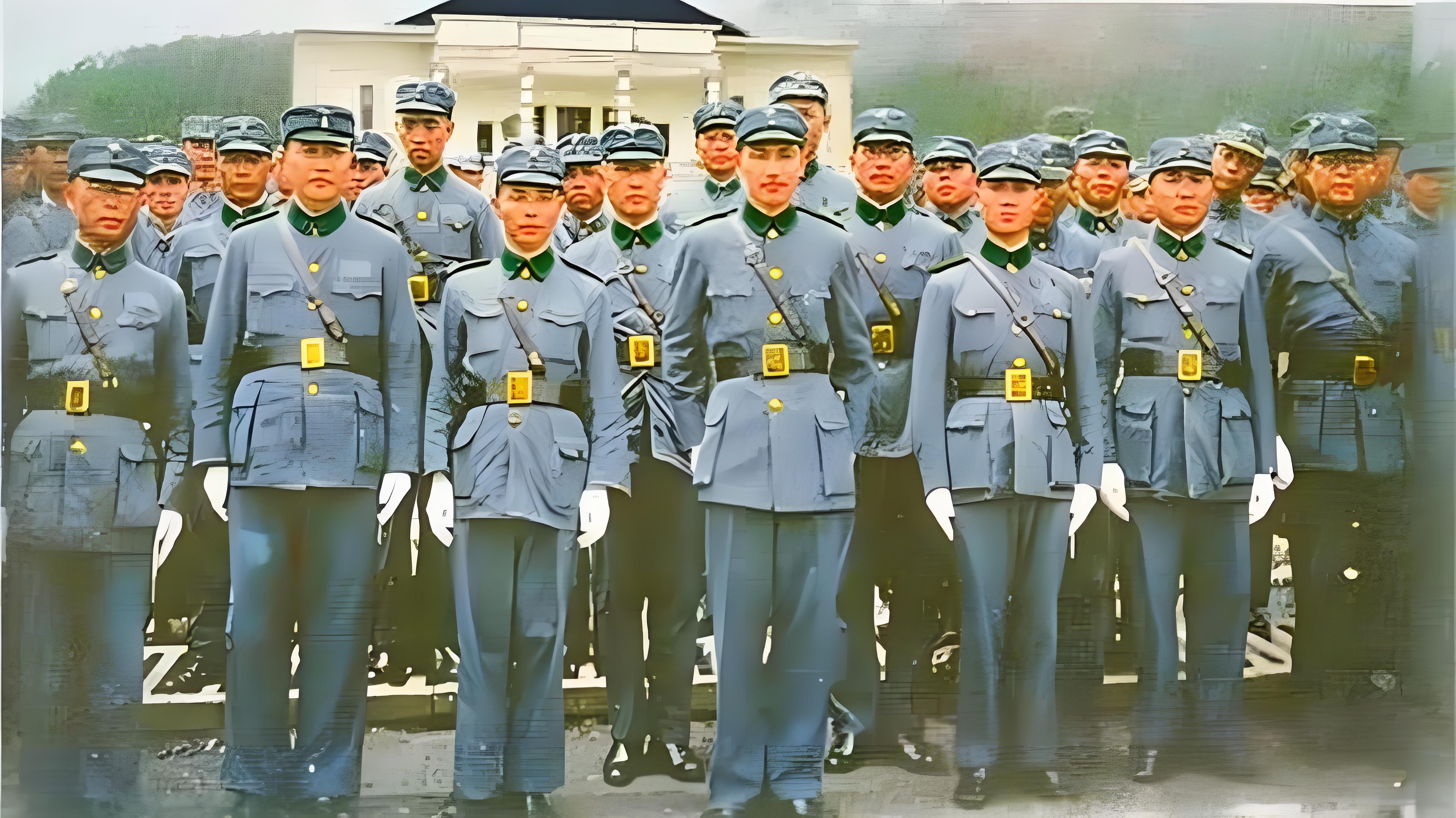 1933年，蒋介石与庐山军官训练团合影