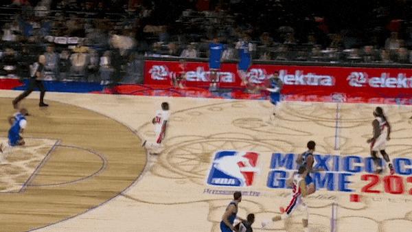 拉塞尔快攻追身三分再中，三分10中6已得28分