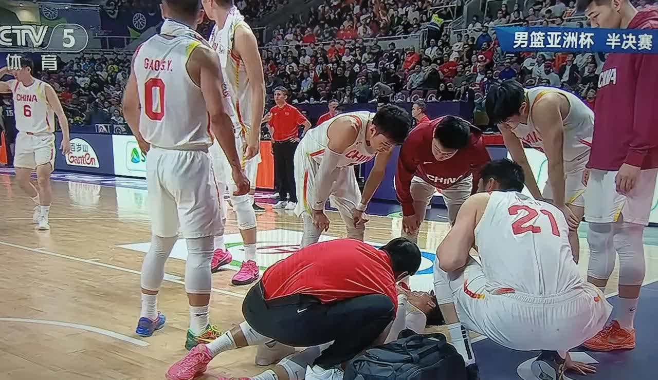 第二节的后半段，新西兰变了三二联防，这种防守战术一下子把中国队的进攻锁住了。胡金