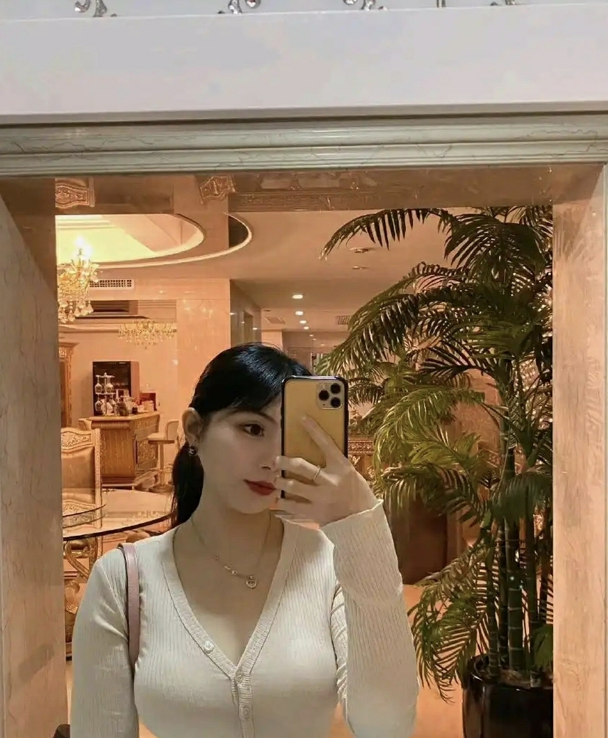 衣服有点小了