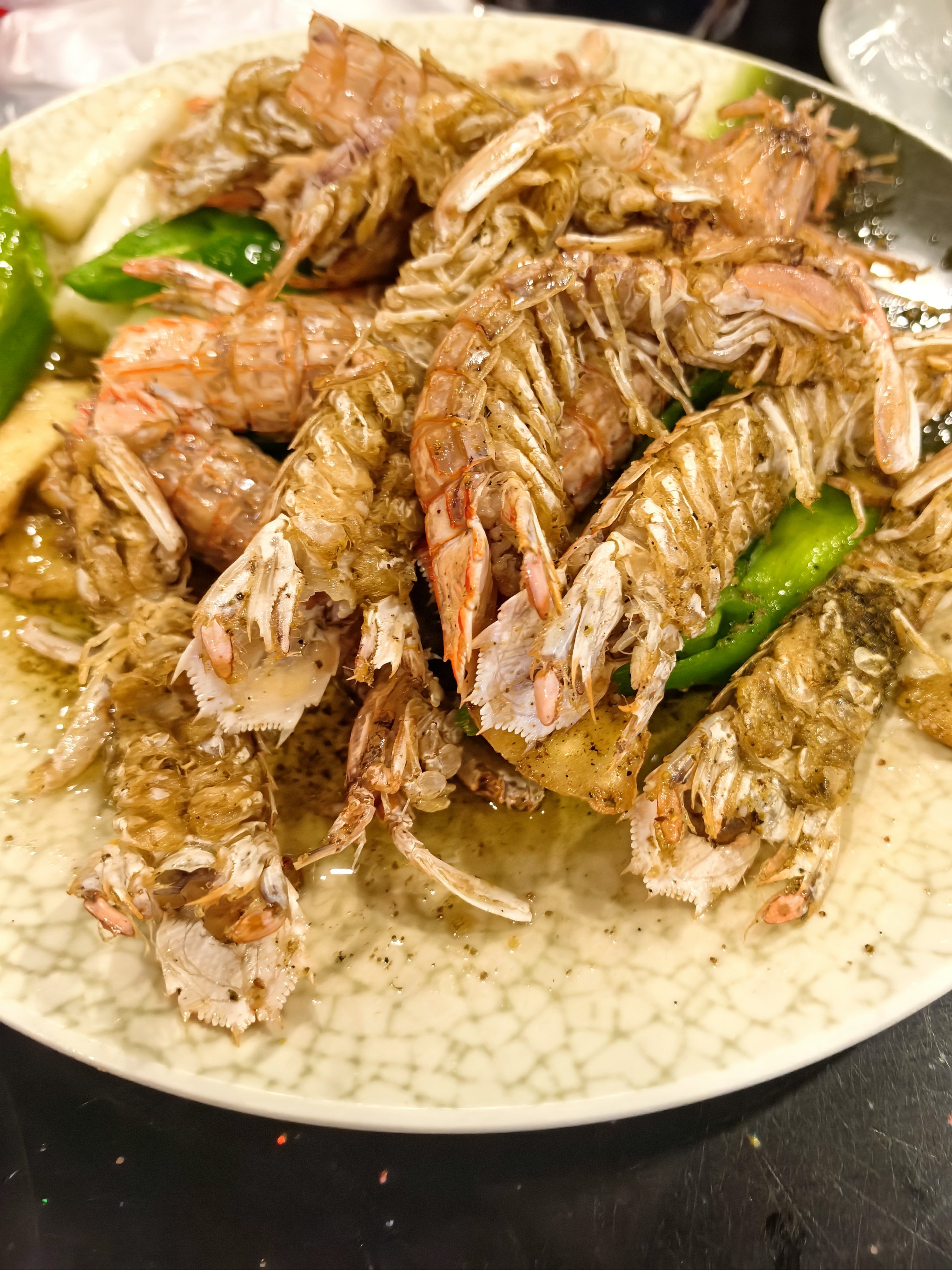 东北的渤海爬虾，现在非常肥，也非常贵（80元到100元），让人