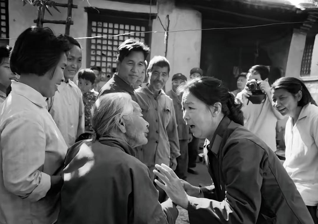 这张老照片不少人都见过，那是1982年田华到河北阜平凹里村看望老房东和乡亲们，和