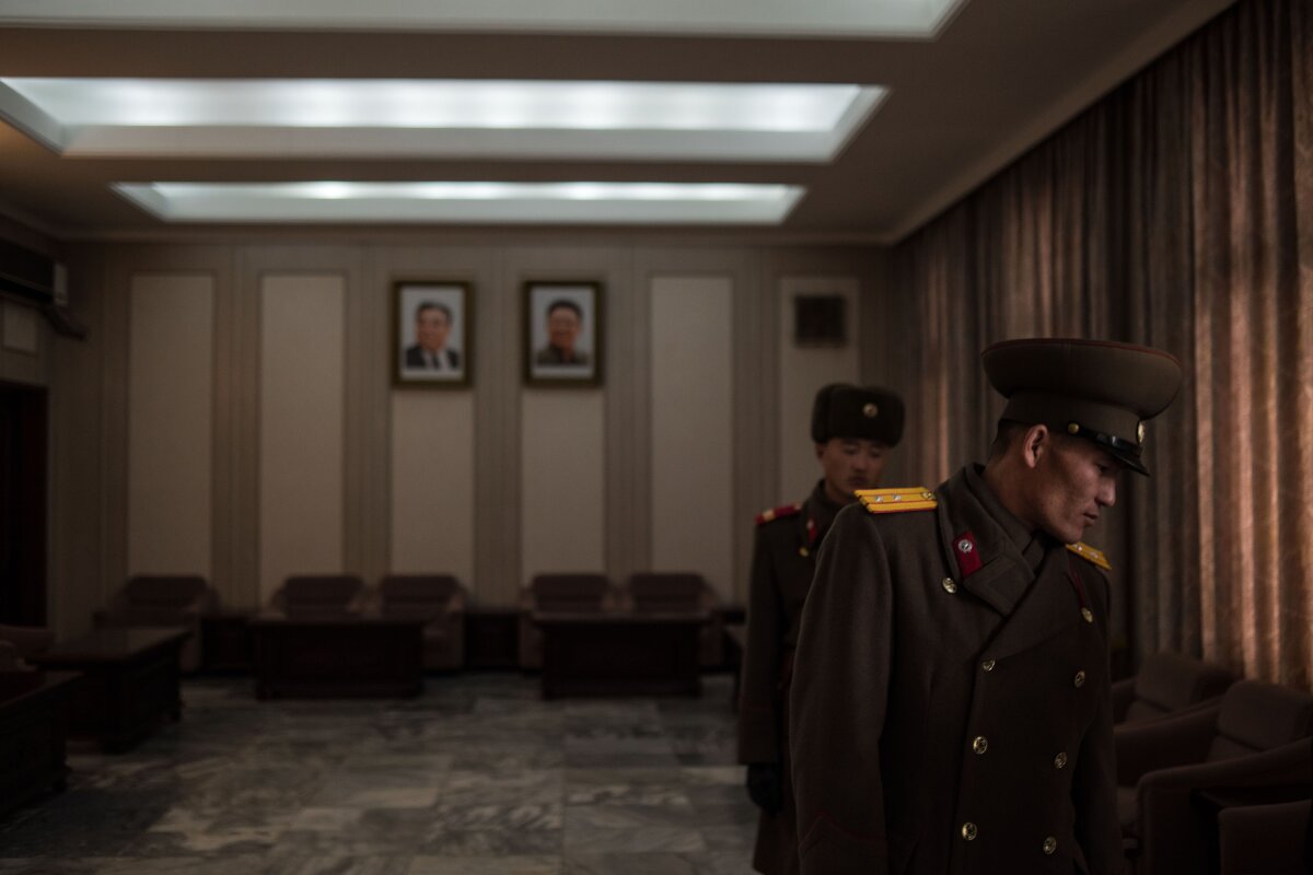 2016年 ， 朝鲜士兵们监视着板门店非军事区的联合安全区。 