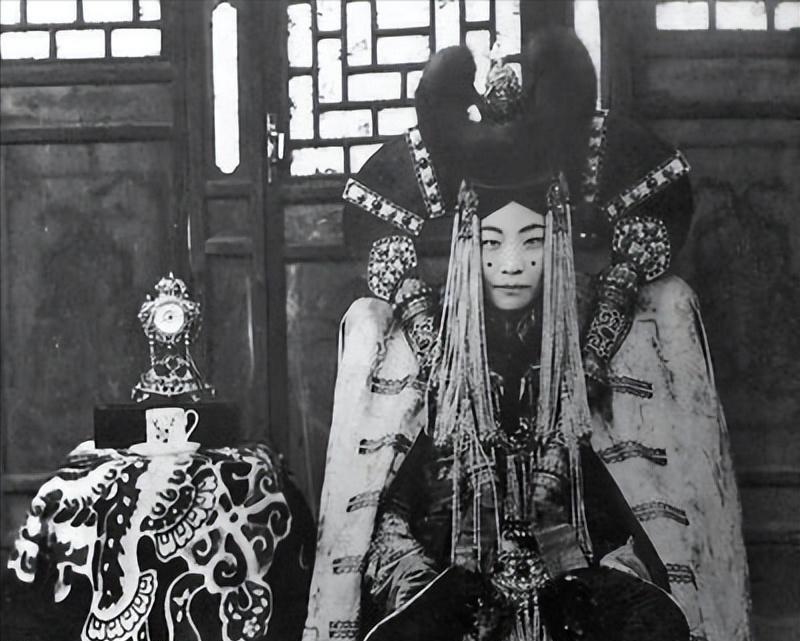 1938年，蒙古平民皇后吉尼皮尔淡定从容地拍完了她生命中的最后一张照片，随后不久