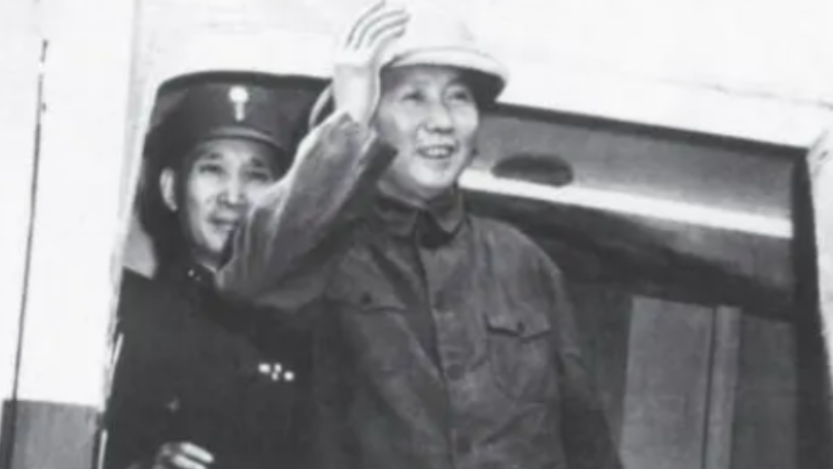 “重庆谈判”时，为了设计好毛主席的第一印象，周恩来让主席戴了一顶灰色的“奇怪”帽