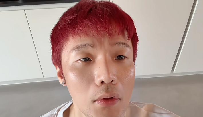 第一次看清楚李荣浩长啥样，
刚刷到的时候还以为是谁在模仿李荣浩。
以前在电视上看