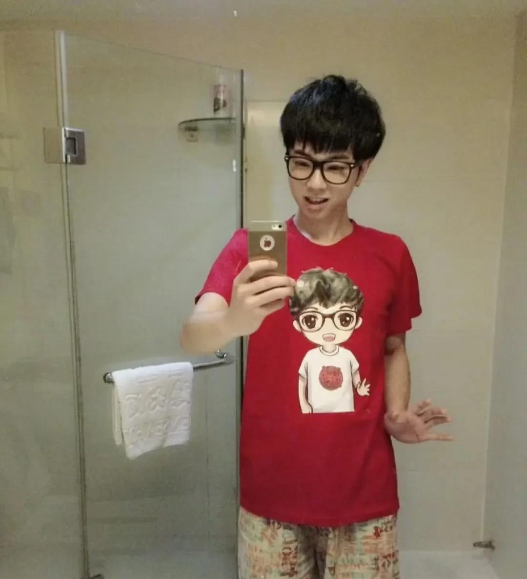 一个张碧晨的天塌了
就有一个华晨宇的天亮了

现在回味以前那些事，越来越能意