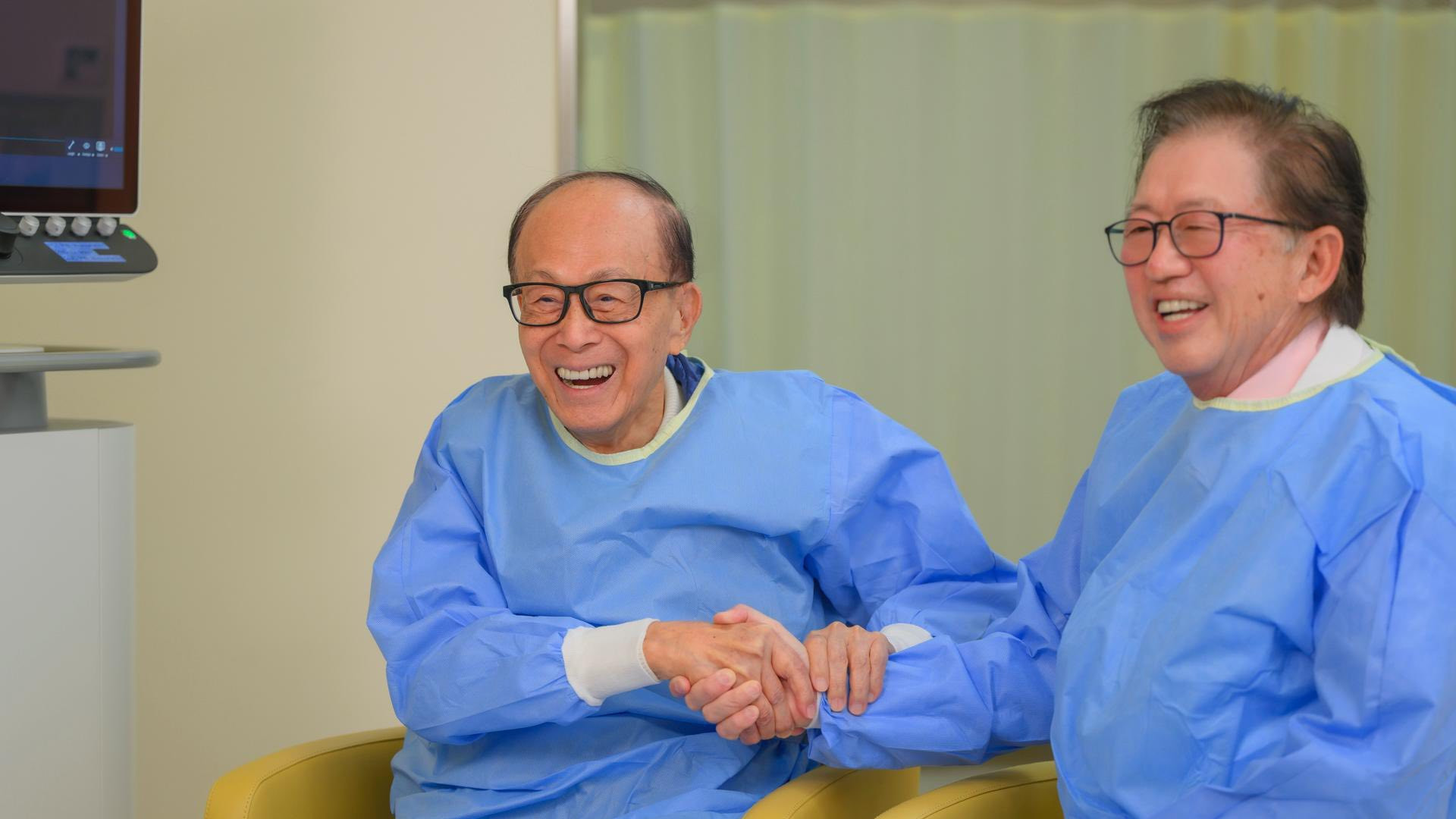 96岁李嘉诚终于现身，到医院动手做实验，笑出一脸皱纹