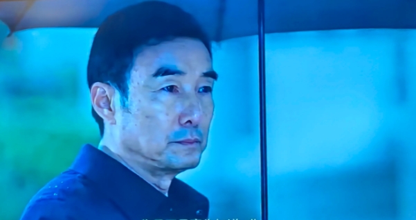 等来了《大河之水》，预告和宣传势头强劲，但看了却感觉片子略显粗糙。比如，出了两条