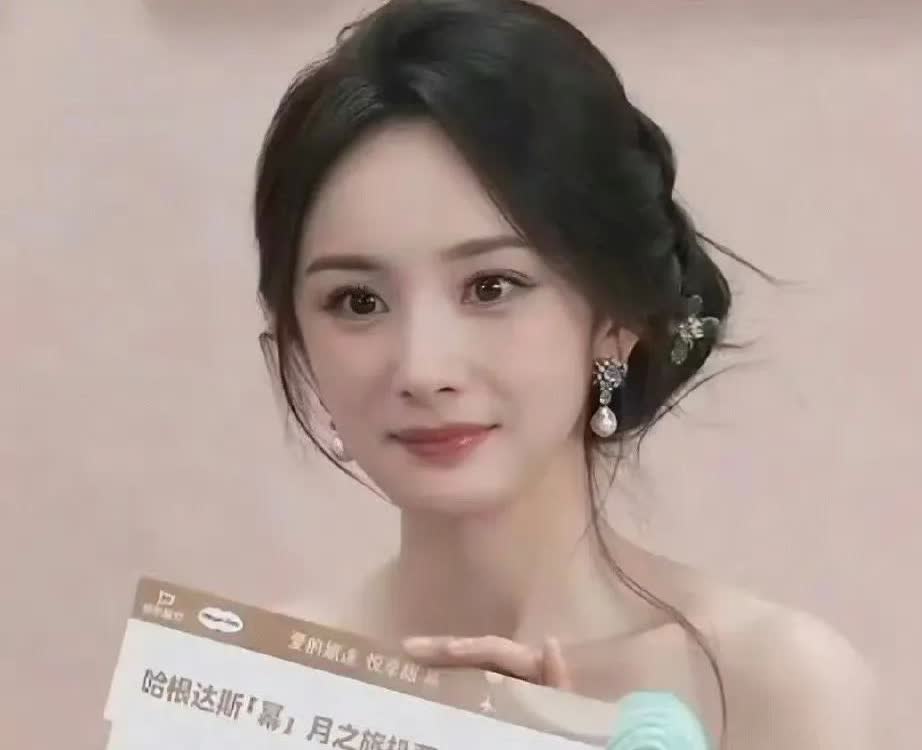 杨幂那么有钱，当年为什么没有要女儿小糯米的抚养权？ ​

小糯米这么可爱，眼