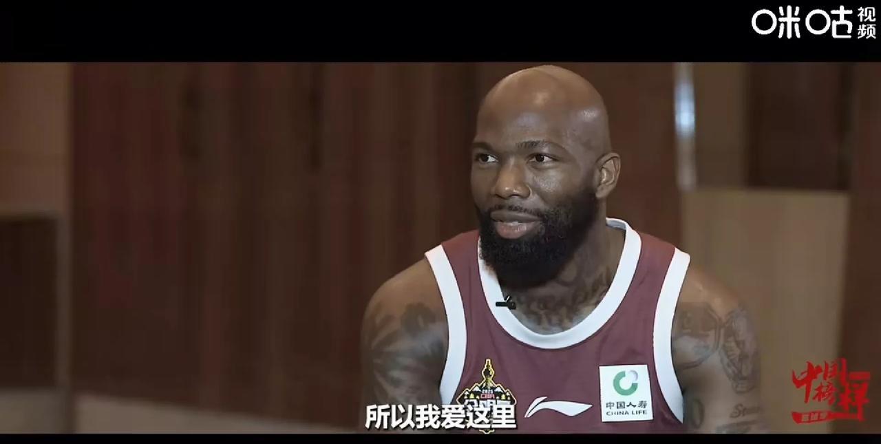 琼斯在杨毅和杨健的访谈节目中表示，自己在长春打车或就餐经常免费。
杨毅说，你的球