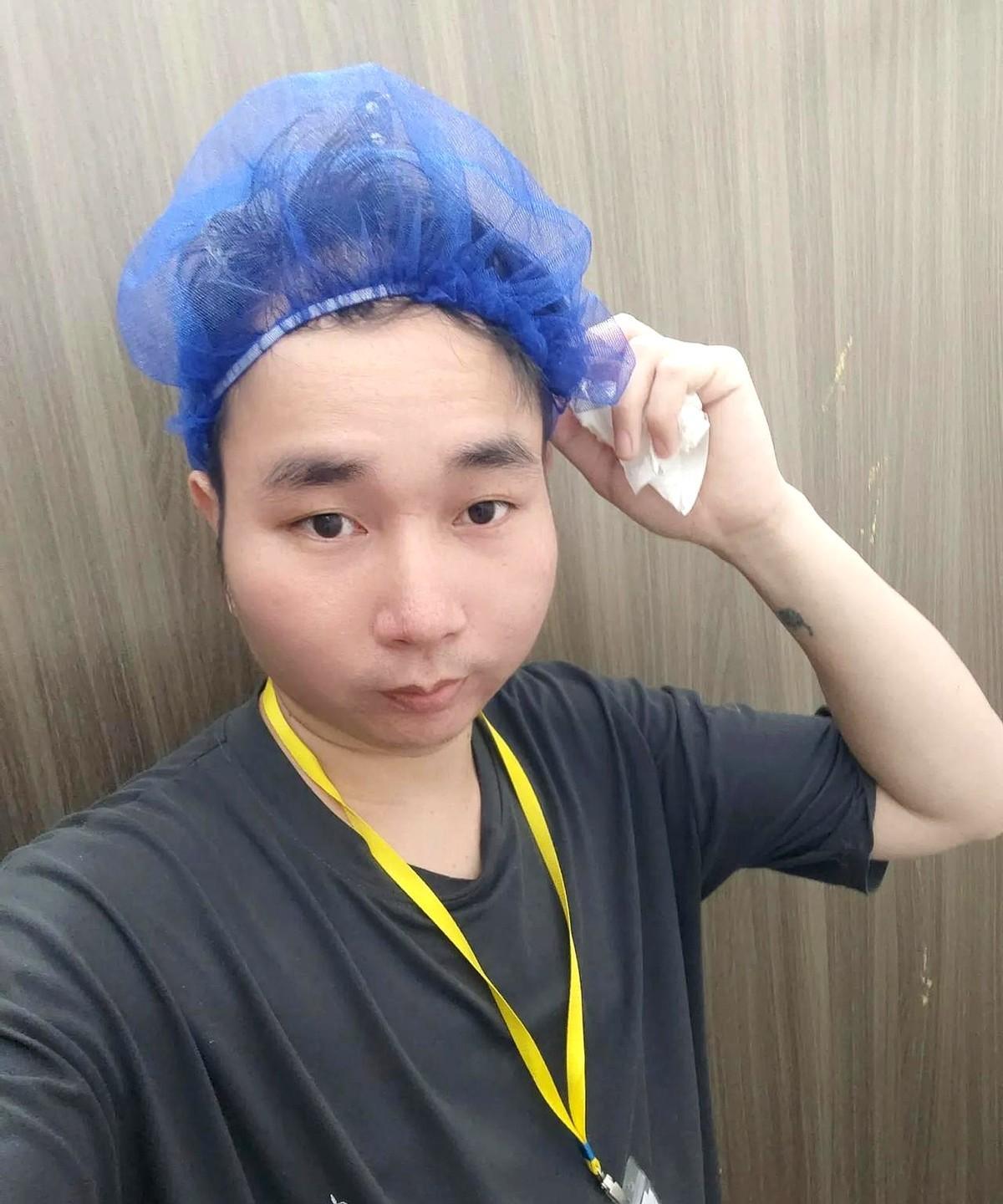 今天，第一天开注塑机器，产量只有490。
那个组长还是领班的男的，居然还来问我怎