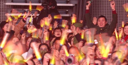 狠狠破防！韩红以军人身份致敬到场老兵，简单的动作，藏着最真挚的敬意！ ​​​