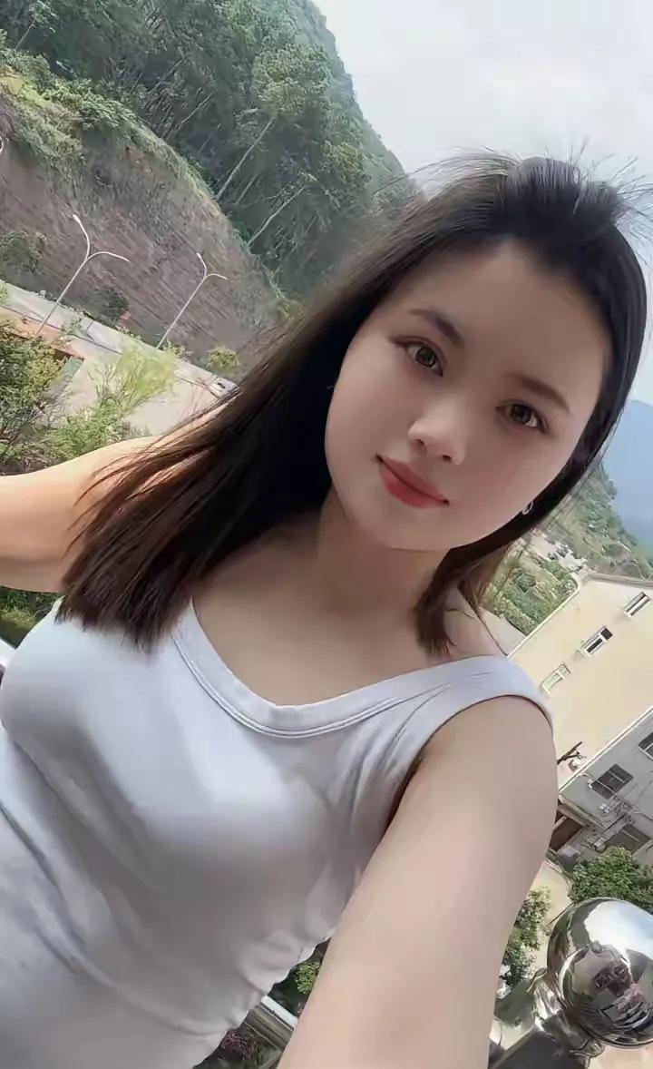 1998年属虎，27岁离异，一无所有，负债累累。



曾经以为自己贤惠持家，体