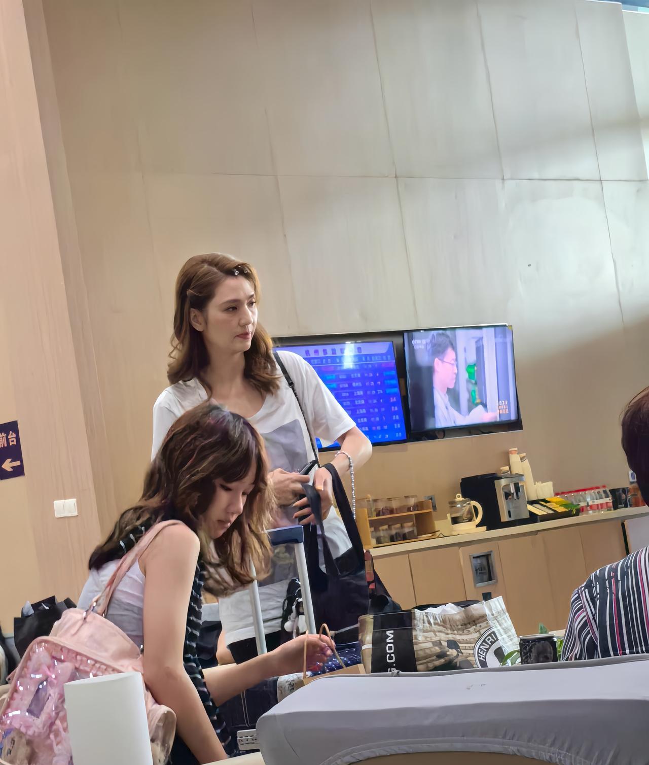 洪欣带女儿到杭州旅游。
7月20日，有位网友在杭州东站偶遇洪欣母女俩的画面。
这