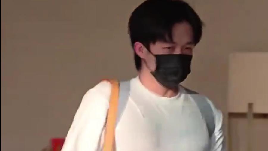 早日康复！王楚钦一大早随国乒返回北京，背上戴上保护带走路能轻轻弯腰