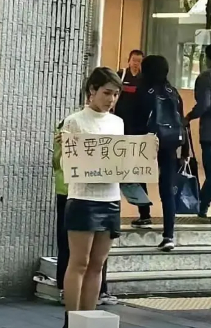 难道为了一个包包，连脸都不要了吗？
有一个看起来颇为漂亮的女子，双手捧着一块广告