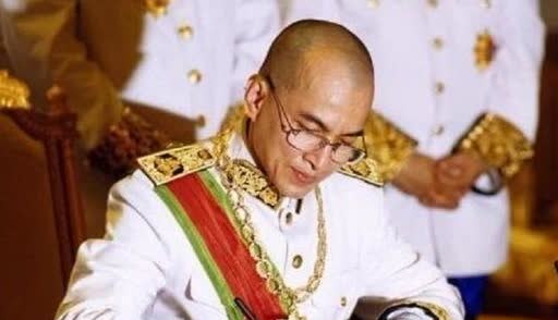 柬埔寨国王西哈莫尼才是顶级权谋玩家，他做的每一步都是无懈可击，让洪森想罢黜他都找