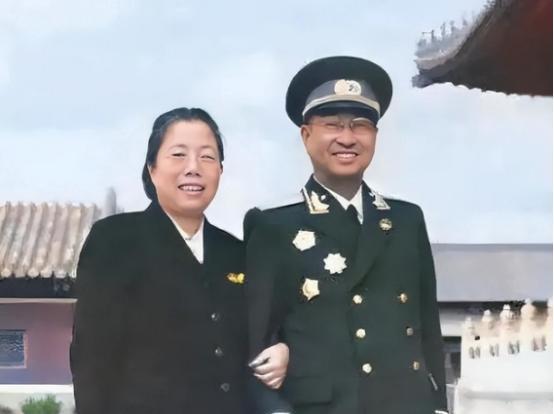 1955年9月27日，陈赓刚从紫光阁授衔仪式上走出来，没回家，也没去军队，只带着