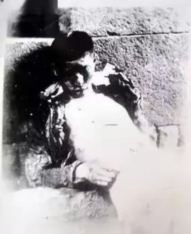1911年4月27日，黄花岗起义壮烈牺牲的方声洞烈士遗容令人动容。照片中，这位2