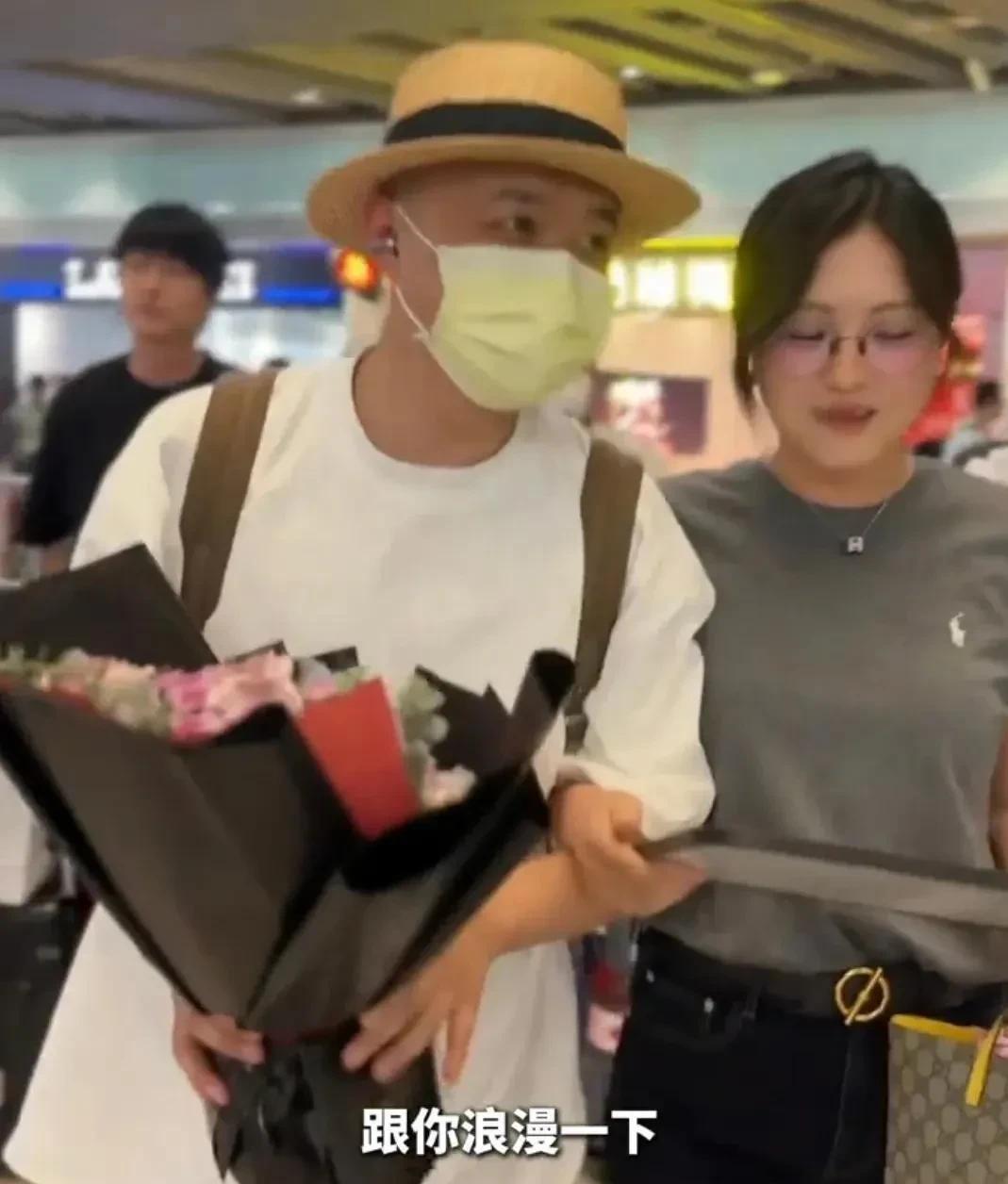 包文婧产后2个月机场接老公，包贝尔感动当众亲她，二胎后更腻歪