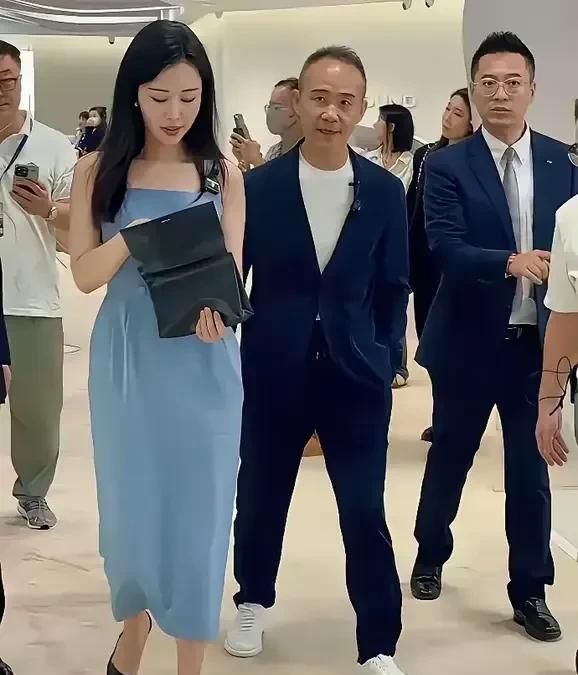 在我看来，王石甘愿做田朴珺背后的男人！
这照片一出，王石秒变小跟班，跟在老婆的身