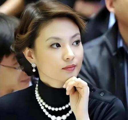 她是央视最惨女主持，男友判死缓丈夫狱中惨死，如今48岁依旧单身。
在大众视野里，