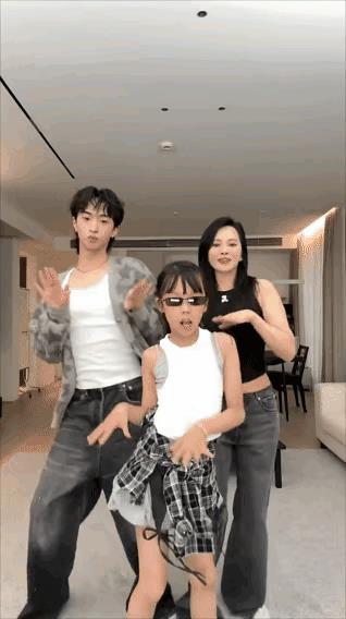 伊能静和一双儿女拍段视频，尽情热舞，好不欢乐！
伊能静的发量感人，黑色露脐背心，