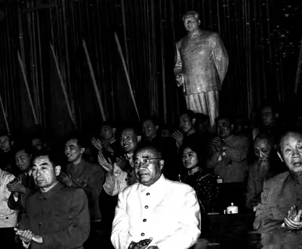 1957年5月，周恩来，朱德等出席青年团代表大会开幕会，合影留念，永恒的回忆！