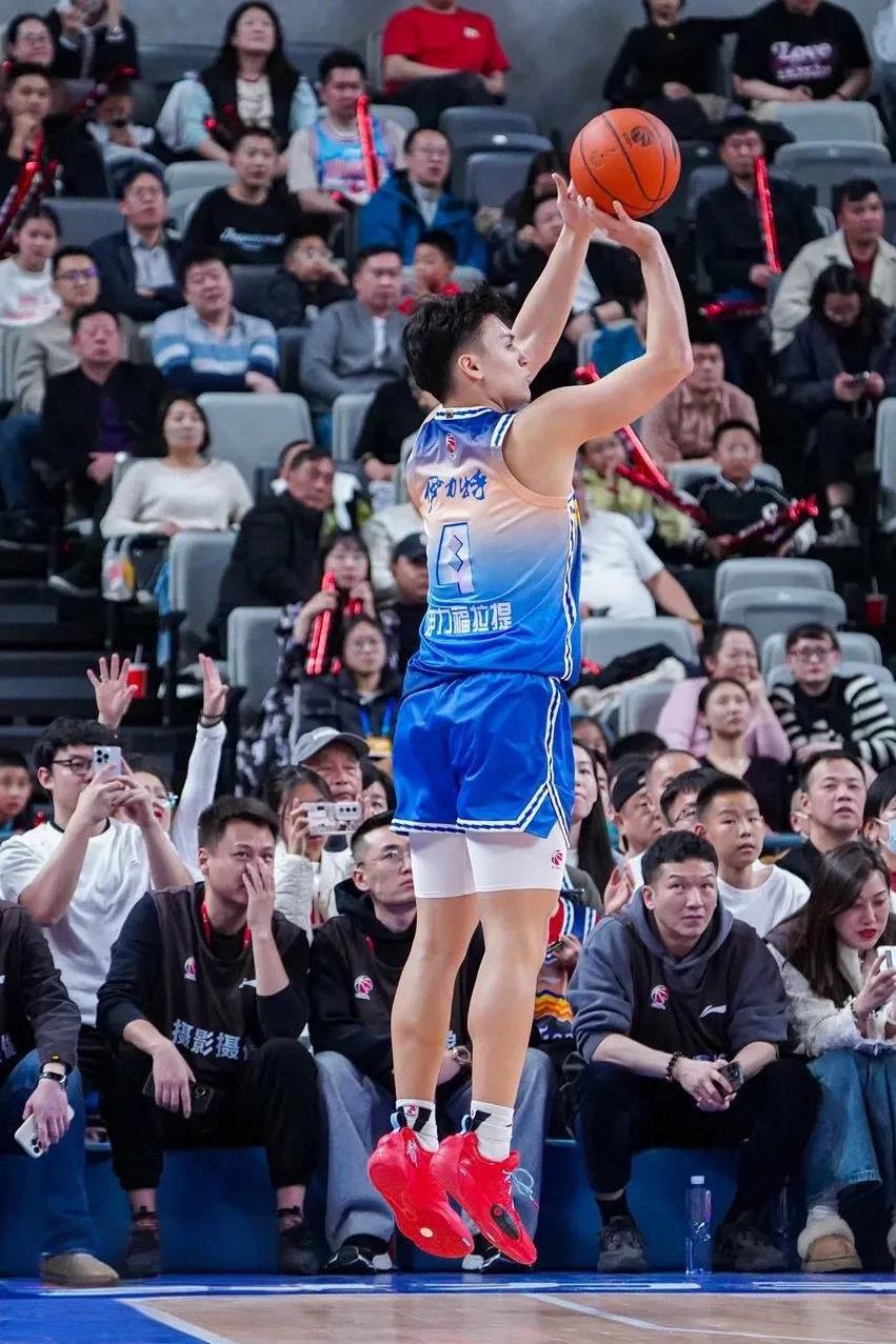 新疆男篮的伊福绝对是未来可期，他有成为球队下一任队长的潜质，颇具气质、个性与追求