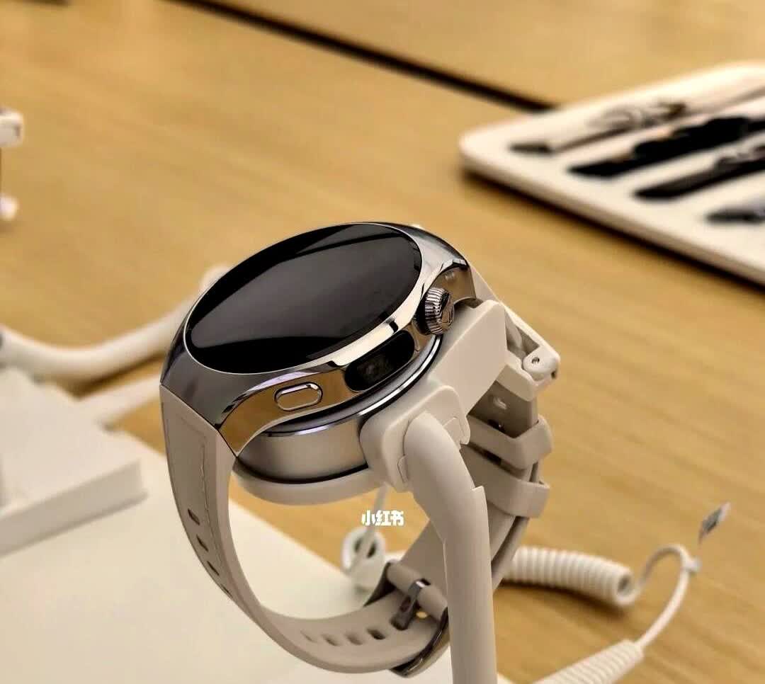 华为推出了新款高端智能手表 Watch 5。

有两种型号，大号的电池续航时