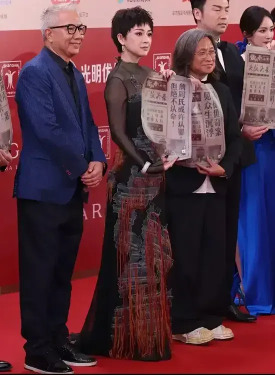 猛一看还以为是金巧巧
细瞧竟是章子怡，这身装扮和神韵也太像了！
