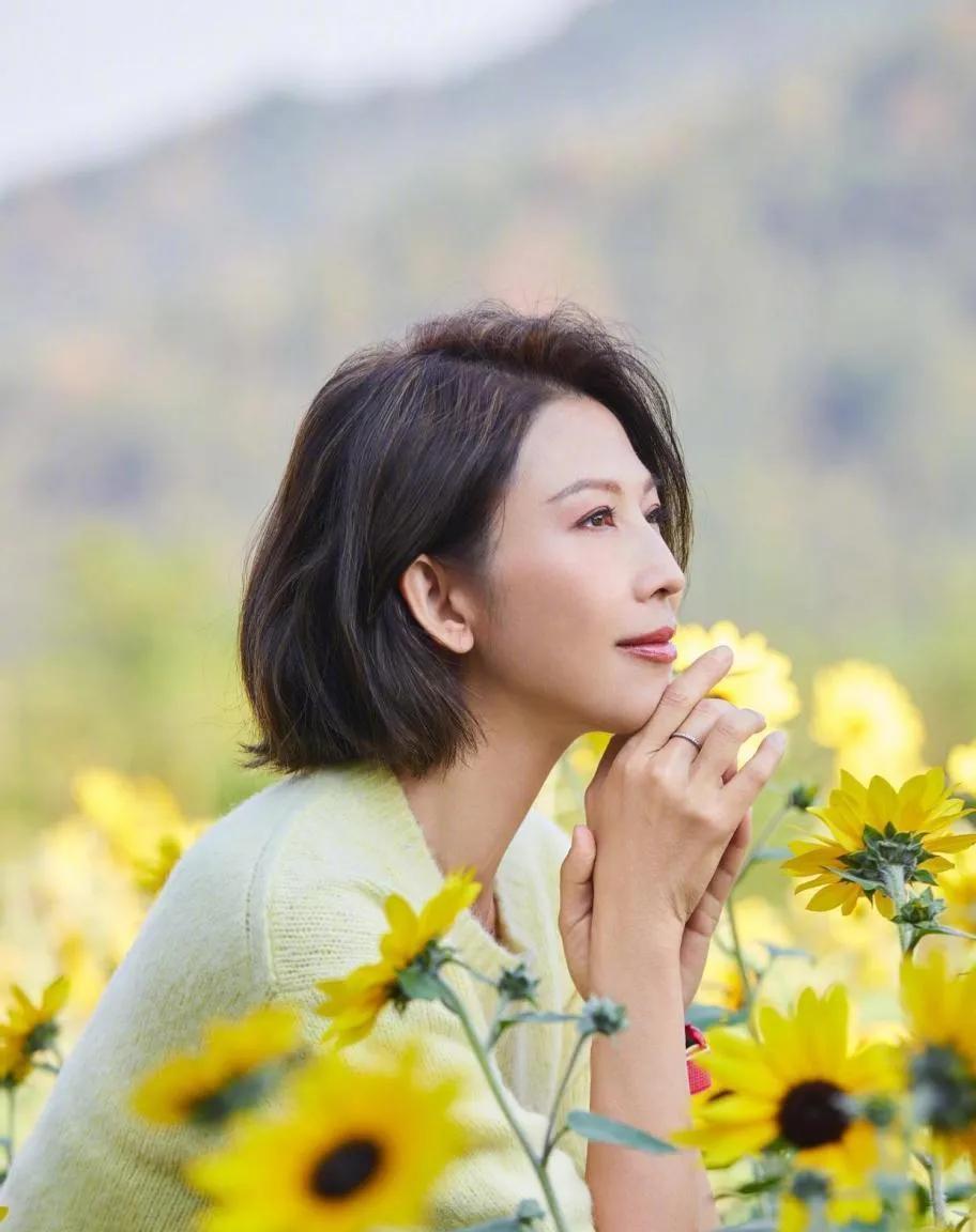 51岁蔡少芬近年生活与事业兼顾。生活里，她定居香港，常素颜随性穿搭外出，如被偶遇
