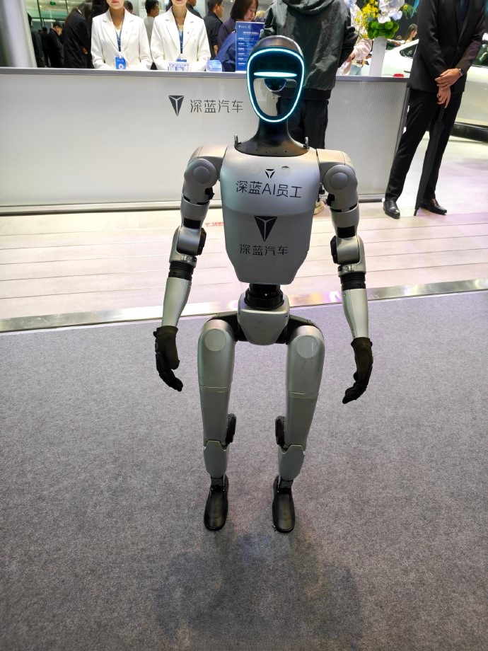 深蓝展台L06 实车比线上看帅多了
无框车门、电动尾翼，特别是这个前脸，辨识度很