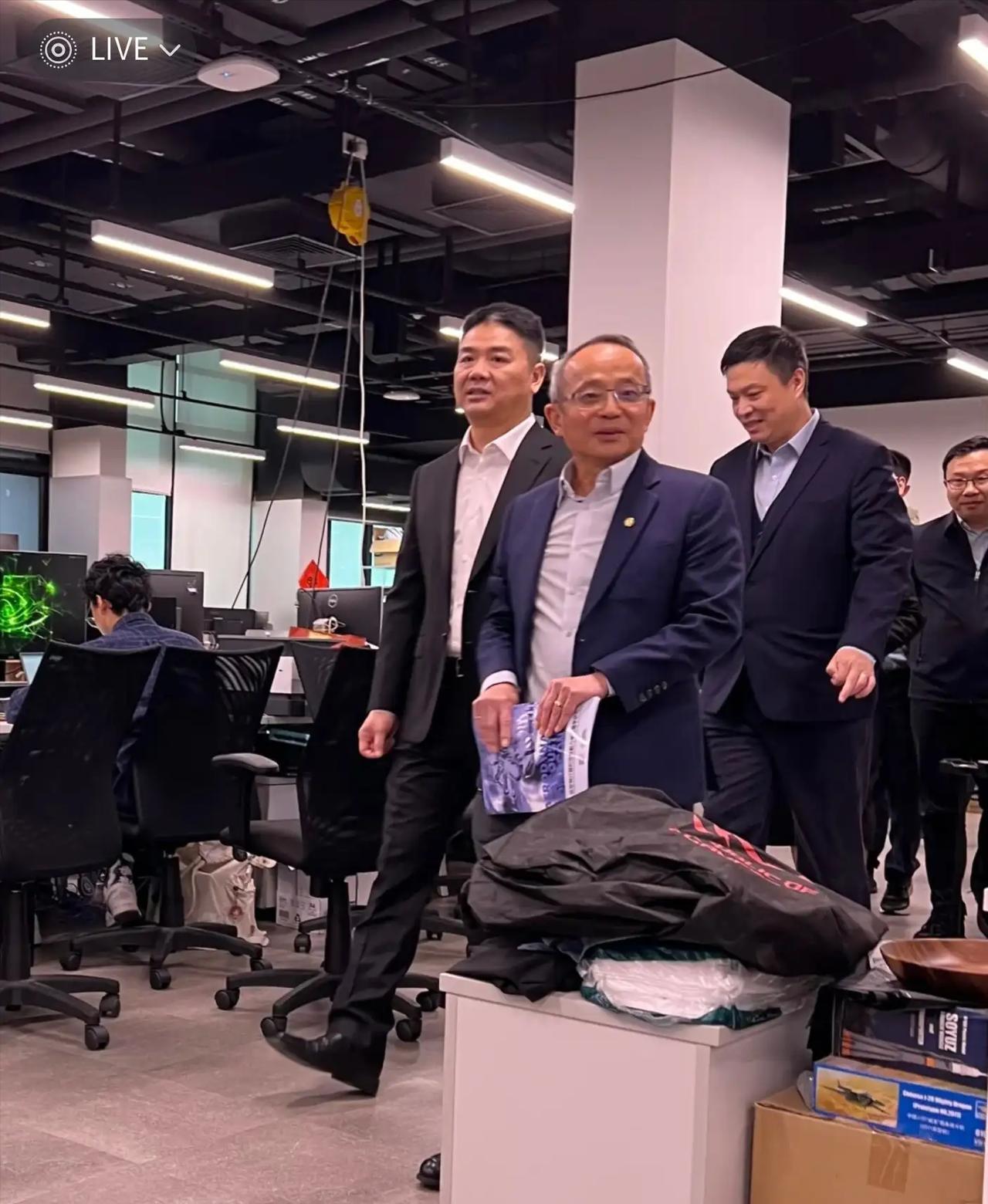 很久没发声的刘强东，一说话就语出惊人。他说：“我们所学的知识、商业模式、技术算法