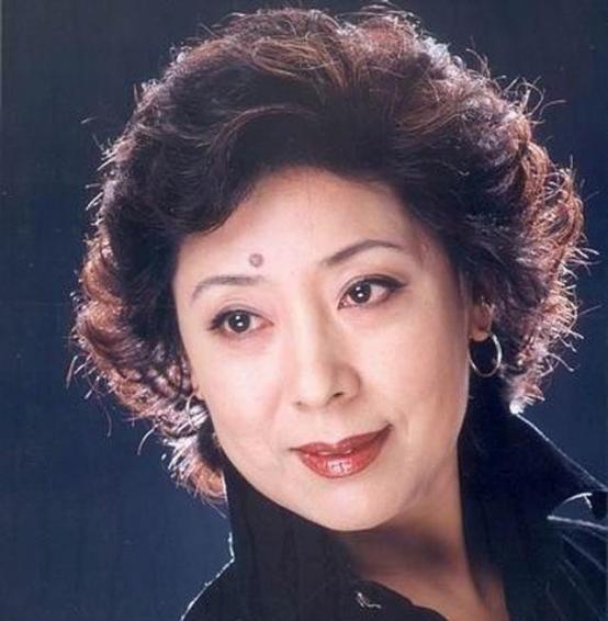 [浮云]1990 年，歌唱家关牧村因家暴提离婚，王星军说房子孩子选一样，关牧村的