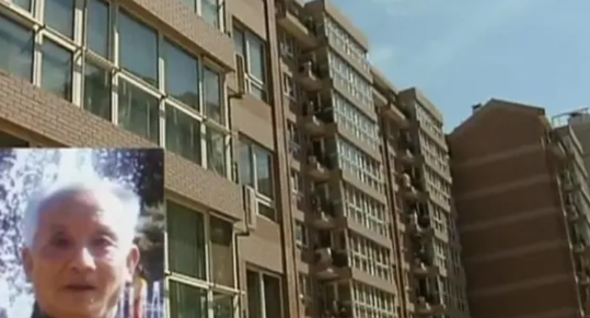 2007年，北京18岁漂亮女保姆在电梯外惨遭杀害，行凶者竟是67岁老头。
 
无