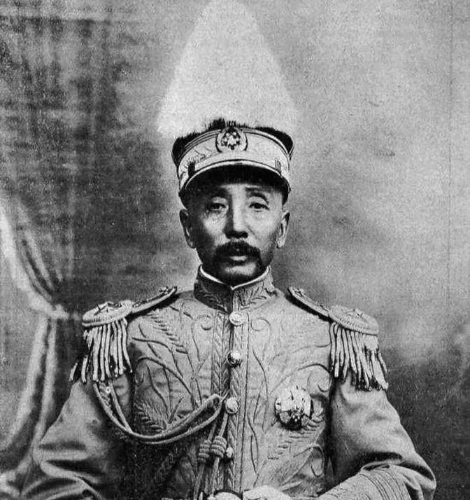 1920年，张作霖便装私访后，黑夜从小门回家，却被门口的护兵拦阻。他大怒：“我是