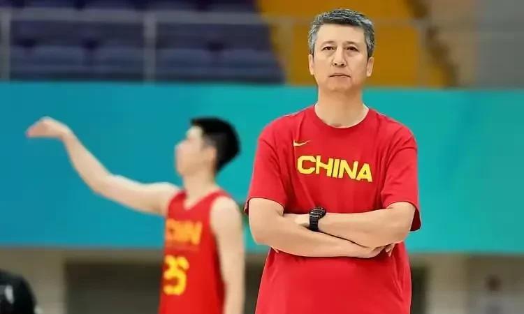 男篮热身赛取得四连胜收官，不出意外！亚洲杯12人名单如下:
1.后卫
胡明轩，程