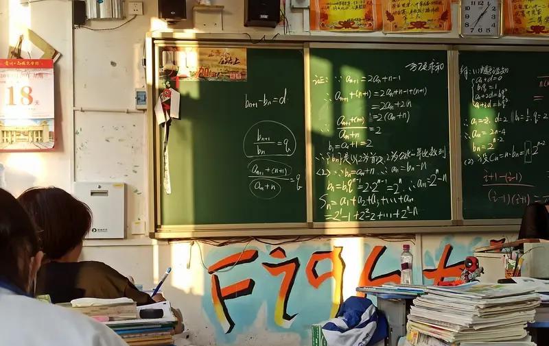 最高2万，不贷白不贷？
有人把它当红包，有人却靠它救命。
助学贷款今年涨到2万，