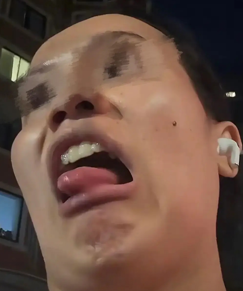 要求马路上和公共站台禁烟的网红被禁了，吸烟有男有女，法律和规则没有禁止，你们一通