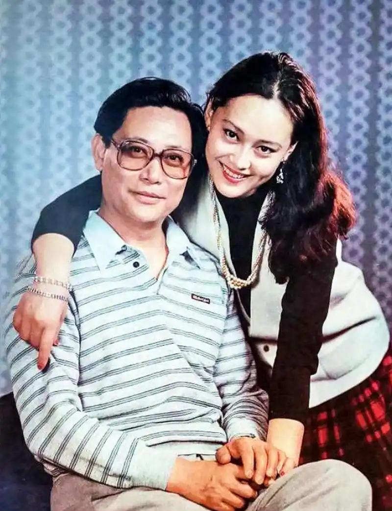 1983年，21岁的宋佳与42岁的京剧名家张学津结婚。几年后，张学津被3岁女儿失
