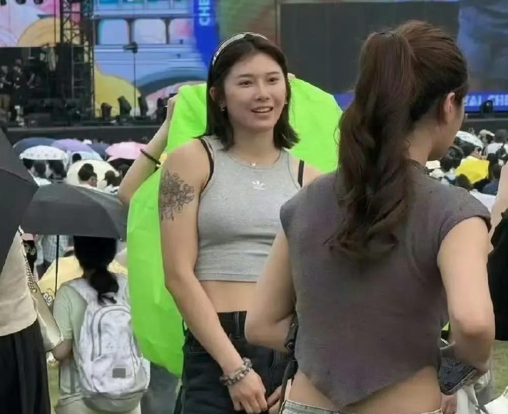 我有个朋友在成都音乐节
见过吴艳妮
真人不是镜头前那样
她真人身形健硕，穿搭火辣