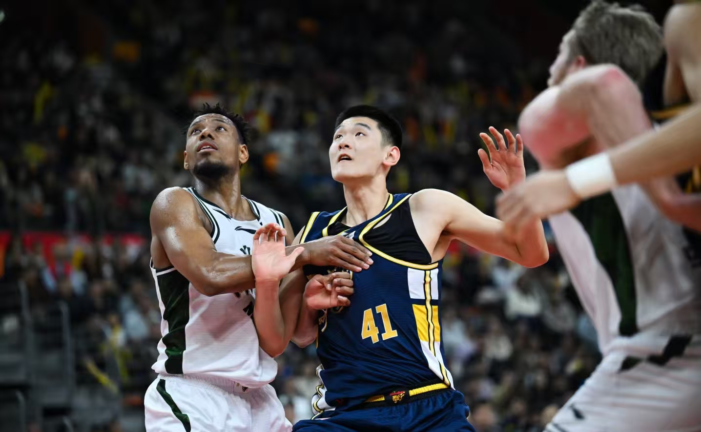 王洪泽虽然是菜鸟，处理球、内线终结得分，都值得广东两内线学习