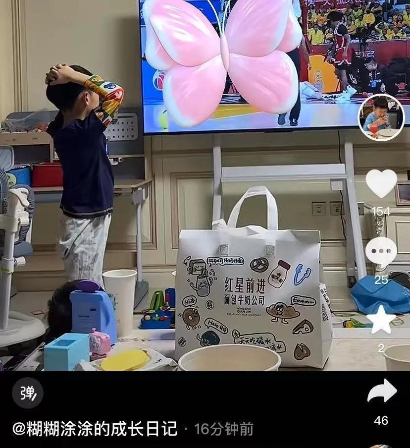 周琦儿子糊糊看广东宏远和山西队比赛仗义执言！
周琦虽然去了北京队但他儿子还在支持