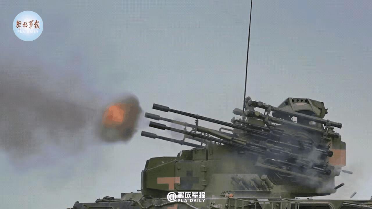 中国陆军4管25毫米防空炮，6管25毫米防空炮怒射。这些速射炮发射的炮弹在空中形