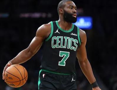 ESPN记者Marc J. Spears在节目中谈到了绿军近期的表现。
Spea