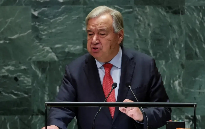 一边是美国欠联合国会费达15亿美元之多！联合国秘书长拿他也没办法。
另一边是在东